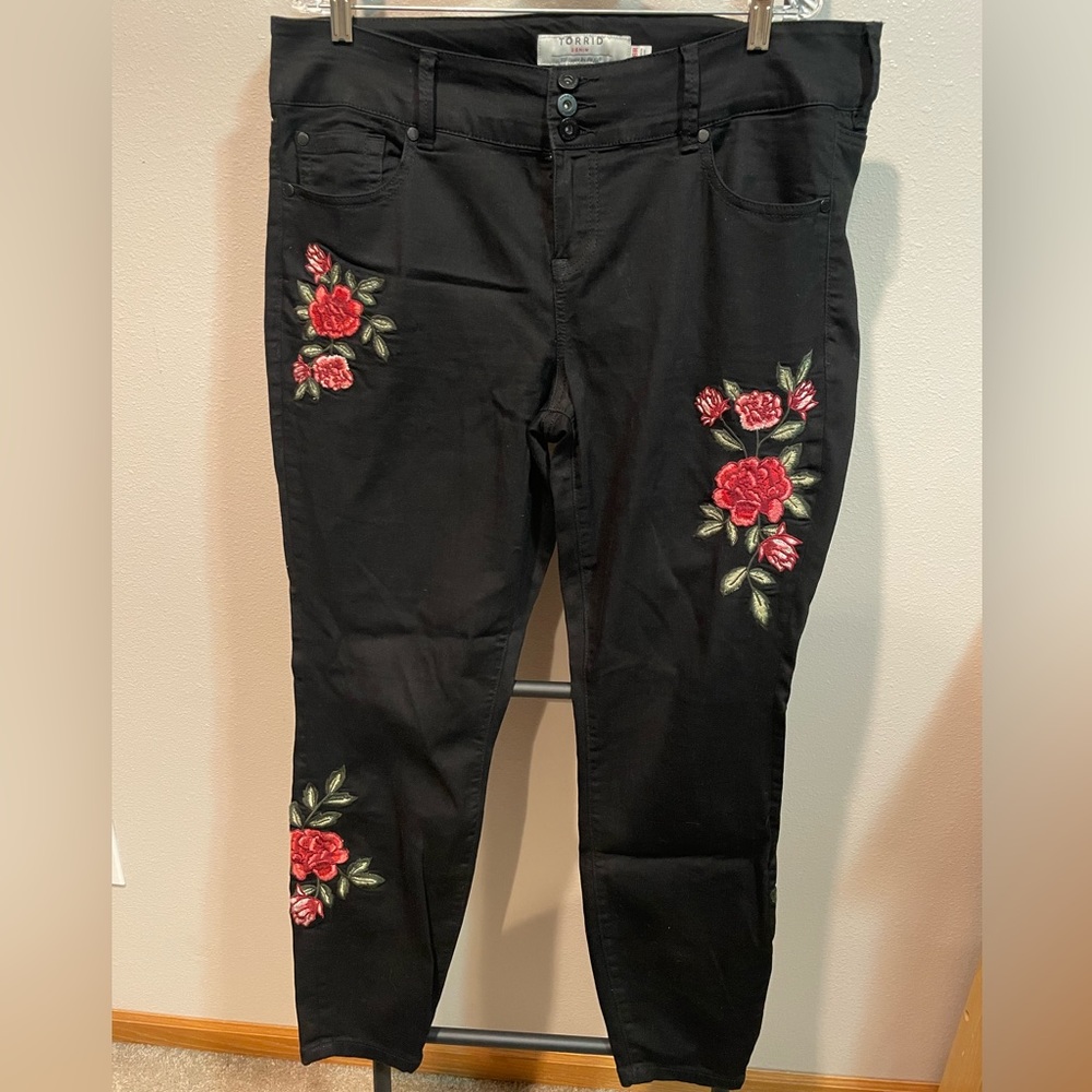 EUC! Torrid Black Jeggings W/Roses